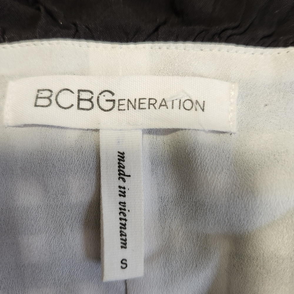 BCBGeneration Red and Black 3/4 Sleeve Fitted Crop Blouse - Picture 5 of 5